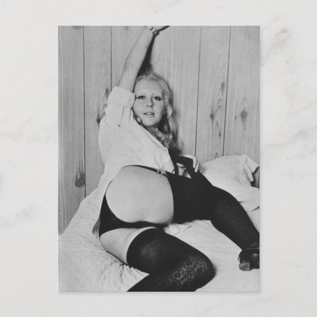 Riskiertes Vintages Dessous-Modell Postkarte (Vorderseite)