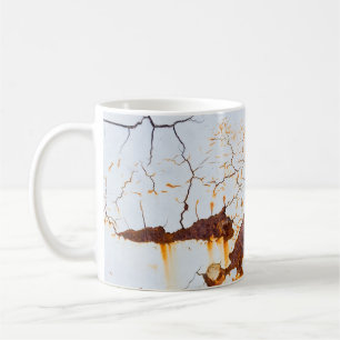 Rissige weiße Farbe, rostiges Auto. Kaffeetasse