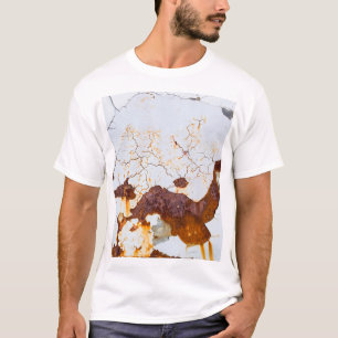 Rissige weiße Farbe, rostiges Auto. T-Shirt