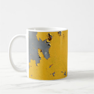 Rissiges gelbes Metall: schmutzige Textur. Kaffeetasse