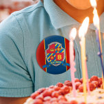 Rittergeburtszettel Wappen Button<br><div class="desc">Spaß Wappen heraltrocken Löwe,  königliche Krone,  Stern,  Geburtstag und Name Abzeichen. Personalisieren Sie mit Ihren Rittern Geburtstagsdetails. Derzeit liest 8 Nathan. Originale Kunst und Design von Sarah Trett für www.mylittleeden.com</div>