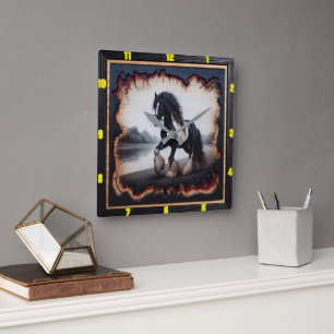 Riverside Trot: Charred Wood Sinti und Roma Vanner Quadratische Wanduhr