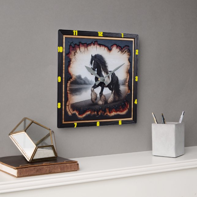 Riverside Trot: Charred Wood Sinti und Roma Vanner Quadratische Wanduhr (Büro)