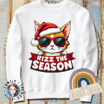 Rizz The Season Funny Christmas Rizzmas Cat Santa Sweatshirt<br><div class="desc">Das Rizz The Season Funny Christmas Rizzmas Cat Santa Claus Bekleidung, eine reizende Ergänzung zu Ihrem Feiertagsschrank. Dieses einzigartige Design besticht durch eine skurrile Katze, die als Weihnachtsmann verkleidet ist und den spielerischen Geist der Festsaison verkörpert. Dieses Kleid ist perfekt für Katzenliebhaber und für diejenigen, die Spaß schätzen, und wird...</div>