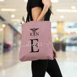 RN Eingetragenes Nurse Blush Pink Monogramm<br><div class="desc">Personalisieren Sie das Monogramm und den Namen auf dieser eleganten RN registrierten Krankenschwester-Design. Entwickelt von Thisisnotme©</div>