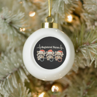 RN examinierende Krankenschwester Waschbär Weihnac Keramik Kugel-Ornament