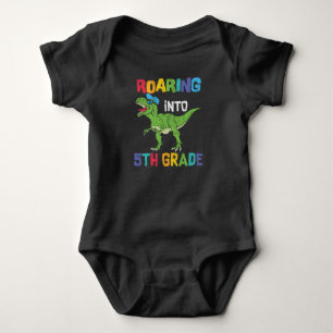 Roaring 5th Grade Back School T rex Dinosaur Kinde Baby Strampler