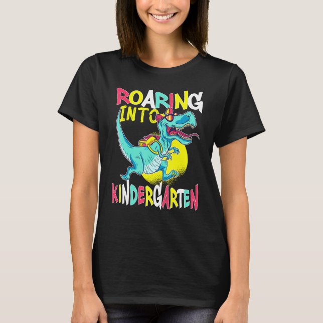 Roaring in Kindergarten T Rex Dinosaur Zurück in S T-Shirt (Vorderseite)