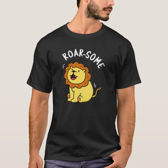 Roarsome Funny Roaring Lion Pun Dark BG T-Shirt (Vorderseite)