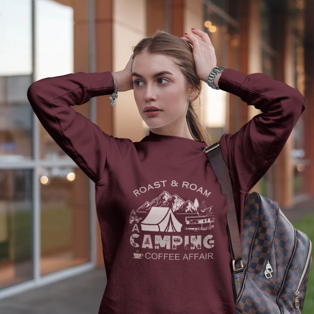 Roast & Roam-A Camping KaffeeAffäre Design Sweatshirt (Von Creator hochgeladen)