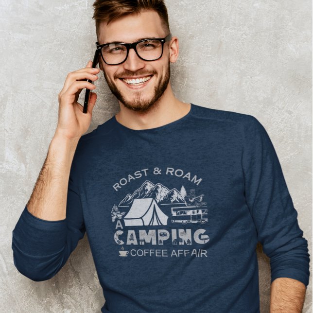 Roast & Roam-A Camping KaffeeAffäre Design T-Shirt (Von Creator hochgeladen)