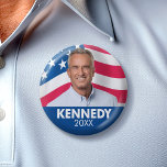 Robert F Kennedy JR 2024 - mit Flaggenhintergrund Button<br><div class="desc">Ein klassisches Design mit Kennedys Namen und einem Foto mit einer Fahne im Hintergrund. Ein patriotisches Design der US Flagge für Kennedy,  das bei der Präsidentschaftswahl 2024 kandidiert.</div>