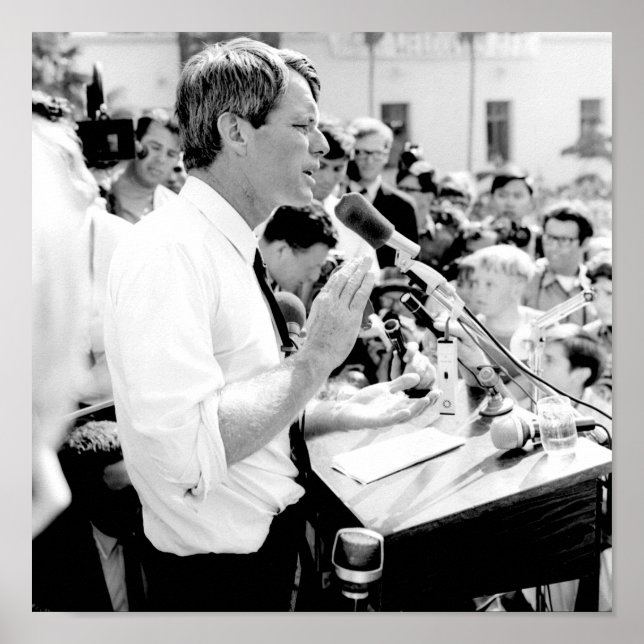 Robert Kennedy spricht vor einer Menschenmenge Poster (Vorne)