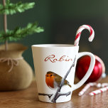 Robin Bird Winter Branch Personalisierte Latte Tas Milchtasse<br><div class="desc">Die Roboter haben auf dieser letzten Tasse gekocht und möchten gerne mit Ihnen Zuhause kommen. Geeignet für alle festlichen Brauereien. Macht ein ideales Weihnachtsgeschenk. Fügen Sie einfach Ihren Namen hinzu</div>