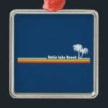 Robin Lake Beach Georgia Ornament Aus Metall<br><div class="desc">Nicht ein Fan von Salzwasser? Fahren Sie nach Robin Lake Beach Georgia. Ein Kilometer weicher, zuckerweißer Sand reiht sich in einen glitzernden See ein, der so einladend ist, dass man direkt hineinspringen will. Dieser künstlich angelegte Strand ist angeblich der größte seiner Art auf der Welt und liegt etwas mehr als...</div>