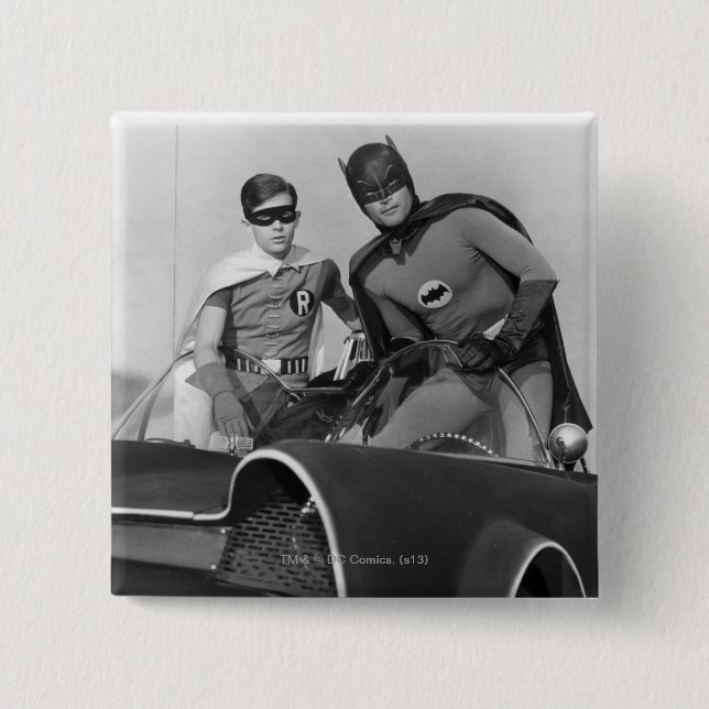 Robin und Batman stehen im Batmobil Button (Vorderseite)