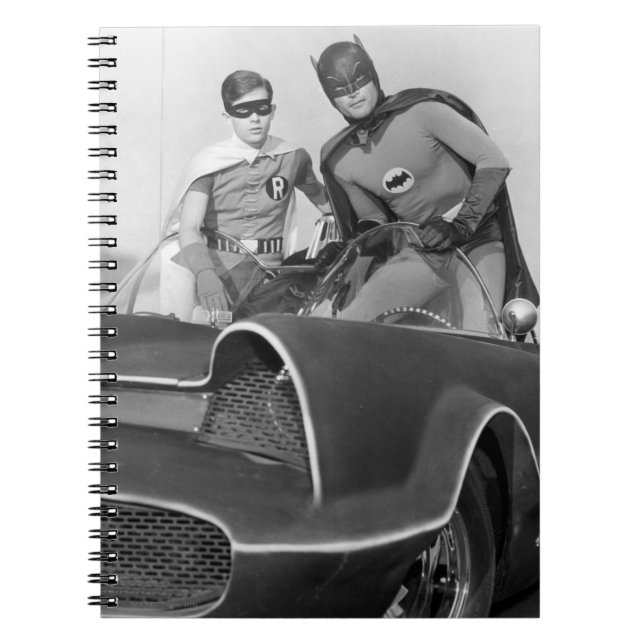 Robin und Batman Stehend in Batmobile Notizblock (Vorderseite)
