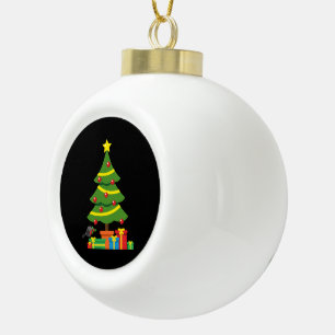 Robin und bunte Geschenke unter dem Weihnachtsbaum Keramik Kugel-Ornament