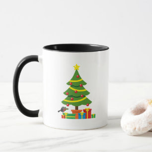 Robin und farbenfrohe Geschenke unter Weihnachtsba Tasse