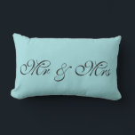 Robin's Egg Blue Lumbar Kissen<br><div class="desc">Das ist ein niedliches Kissen in Robin's Eiblau,  das perfekt für das Schlafzimmer ist. Mr. & Mrs. ist auf diesem blauen Kissen in einem extravaganten Drehbuch geschrieben,  das leicht mit einem Monogramm,  Vor- oder Nachnamen für jedermann Zimmer angepasst werden kann.</div>