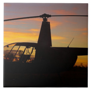 Robinson R44 Hubschrauber bei Sonnenuntergang Fliese