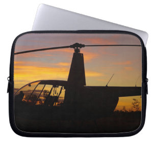 Robinson R44-Hubschrauber bei Sonnenuntergang Laptopschutzhülle