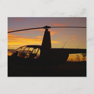 Robinson R44 Hubschrauber bei Sonnenuntergang Postkarte