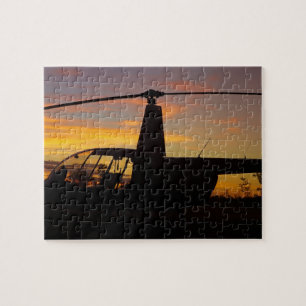 Robinson R44 Hubschrauber bei Sonnenuntergang Puzzle