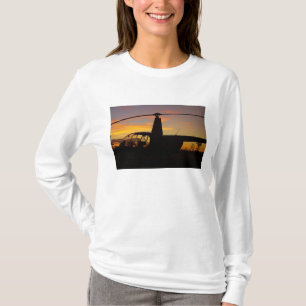 Robinson R44-Hubschrauber bei Sonnenuntergang T-Shirt