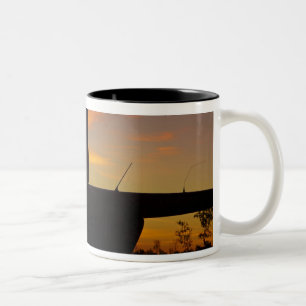 Robinson R44-Hubschrauber bei Sonnenuntergang Zweifarbige Tasse