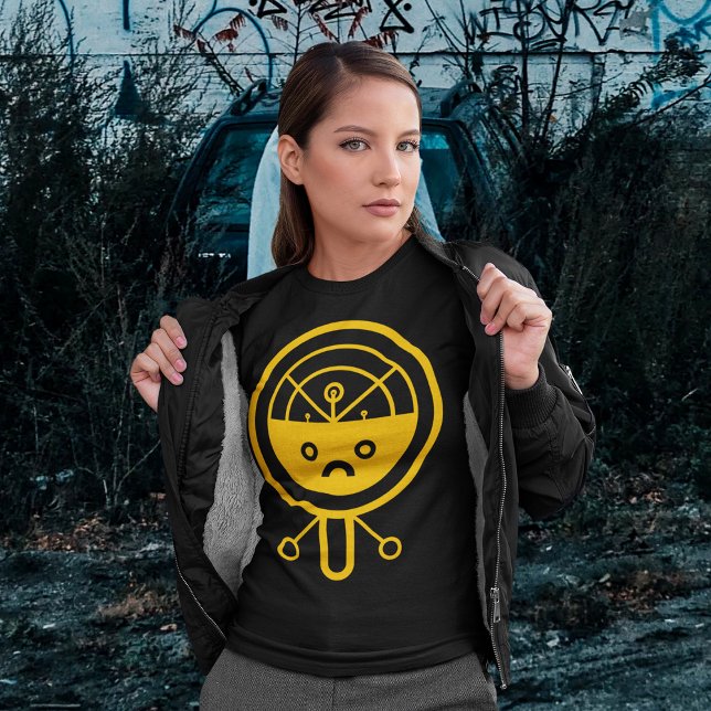 Robotik-Alien T-Shirt (Women wearing robot alien design t-shirt in the deep black forest)