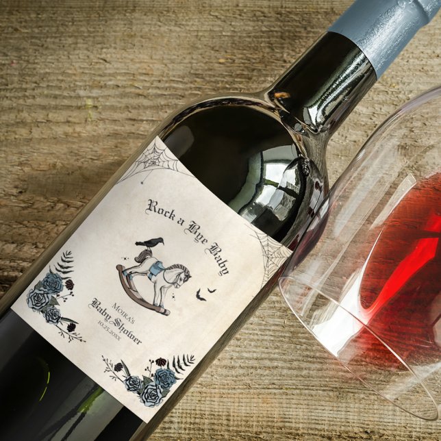 Rock a Bye Baby Gothic Baby Dusche Weinetikett (Elegant Floral Gothic Baby Shower Wine Label. Blue Roses, Victorian Rocking Horse, Spiderwebs, Bats.)