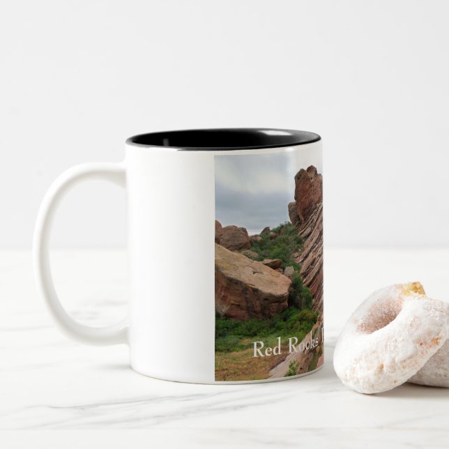 Rock Rocks Ridge Mountains and Valley Zweifarbige Tasse (Mit Donut)