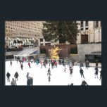 Rockefeller Center Ice Skaten Rink NYC Foto Poster<br><div class="desc">Das Original-Farbfoto des Rockefeller Center Eis-Skaten mit dem Weihnachtsbaum im Hintergrund. Fotografiert in Manhattan,  New York City. Viele weitere NYC- und Naturfotos sind in diesem Shop erhältlich. Sehen Sie nicht genau,  wonach Sie suchen? Kontaktieren Sie Rebecca um ein Produkt speziell für Sie zu gestalten!</div>