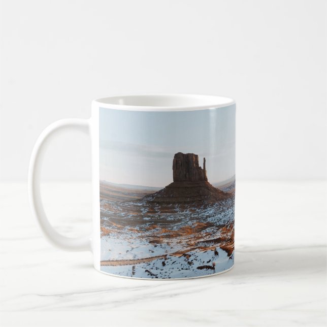 ROCKFORMATION AUF WEISSEM SCHNEE AUF ERDBEDECKTER  KAFFEETASSE (Links)