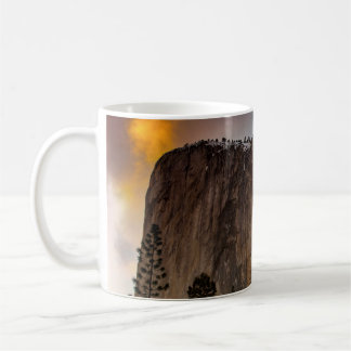 ROCKFORMATION MIT LAVA WÄHREND DES TAGES KAFFEETASSE