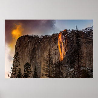 ROCKFORMATION MIT LAVA WÄHREND DES TAGES POSTER