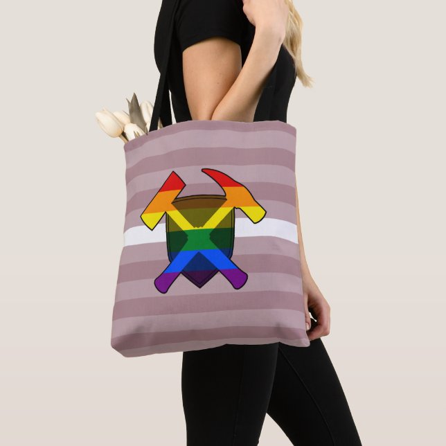 Rockhammer des Geologen mit LGBT-Pride-Logo (Von Nahem)