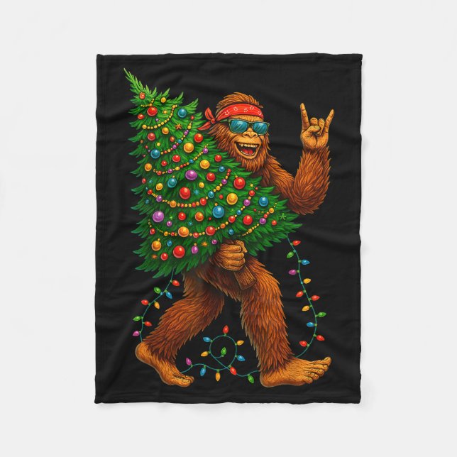 Rockin Christmas Bigfoot Carrying Tree Fun Xmas Ro Fleecedecke (Vorderseite)