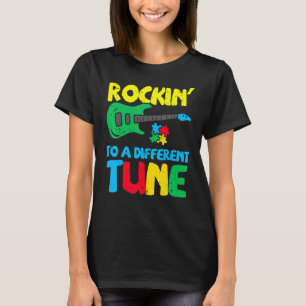 Rockin Nach Anderer Melodie Gitarre Autismus-Bewus T-Shirt