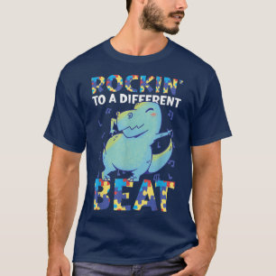 Rockin zu einem anderen Schlag mit einem Dinosauri T-Shirt