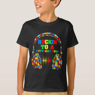 Rockin 'zu einer anderen Melodie Autismus-Bewussts T-Shirt