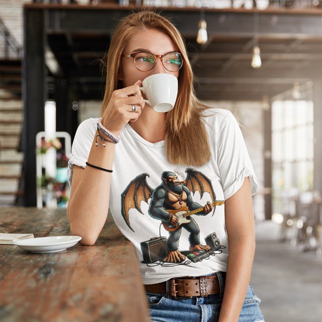 Rocking Bigfoot Shred auf Gitarre T-Shirt (Von Creator hochgeladen)