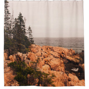 Rocks and trees on the Maine shoreline in Acadia N Duschvorhang
