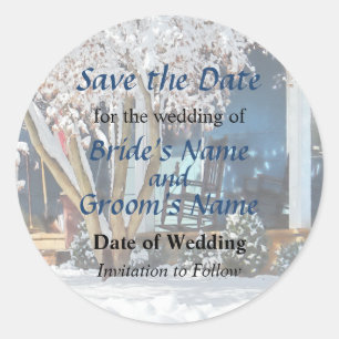Rocksessel auf Veranda im Winter Save the Date Runder Aufkleber