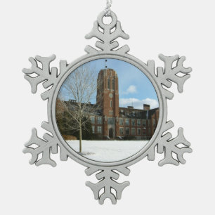 Rockwell im Winter am Grove City College Schneeflocken Zinn-Ornament