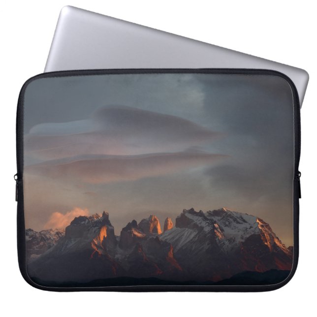 ROCKY BERG UNTER GRAU CLOUUUES LAPTOPSCHUTZHÜLLE (Vorderseite)