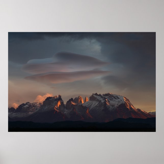 ROCKY BERG UNTER GRAU CLOUUUES POSTER (Vorne)
