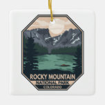 Rocky Mountain Nationalpark Minimal Retro Emblem Keramikornament<br><div class="desc">Rocky Mountain Vektorgrafik Design. Der Park ist bekannt für die Trail Ridge Road und die Old Fall River Road,  Fahrten,  die aspen Bäume und Flüsse passieren.</div>