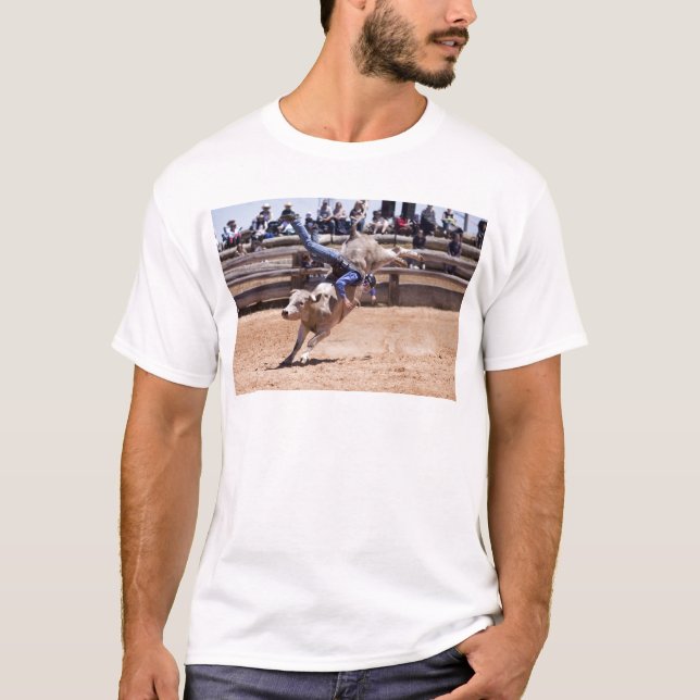 Rodeo, das Stier sich sträubt T-Shirt (Vorderseite)